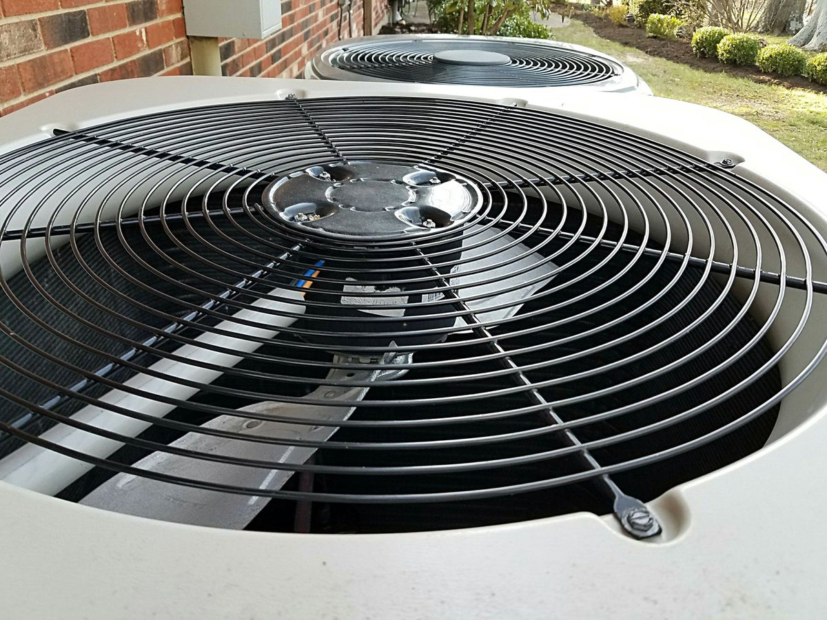 Air conditioner condenser fan